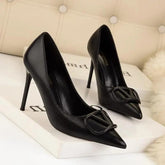 كعب نسائي بألوان مختلفة